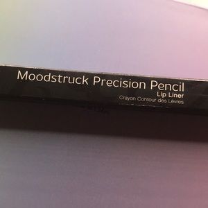 Younique punchy liner